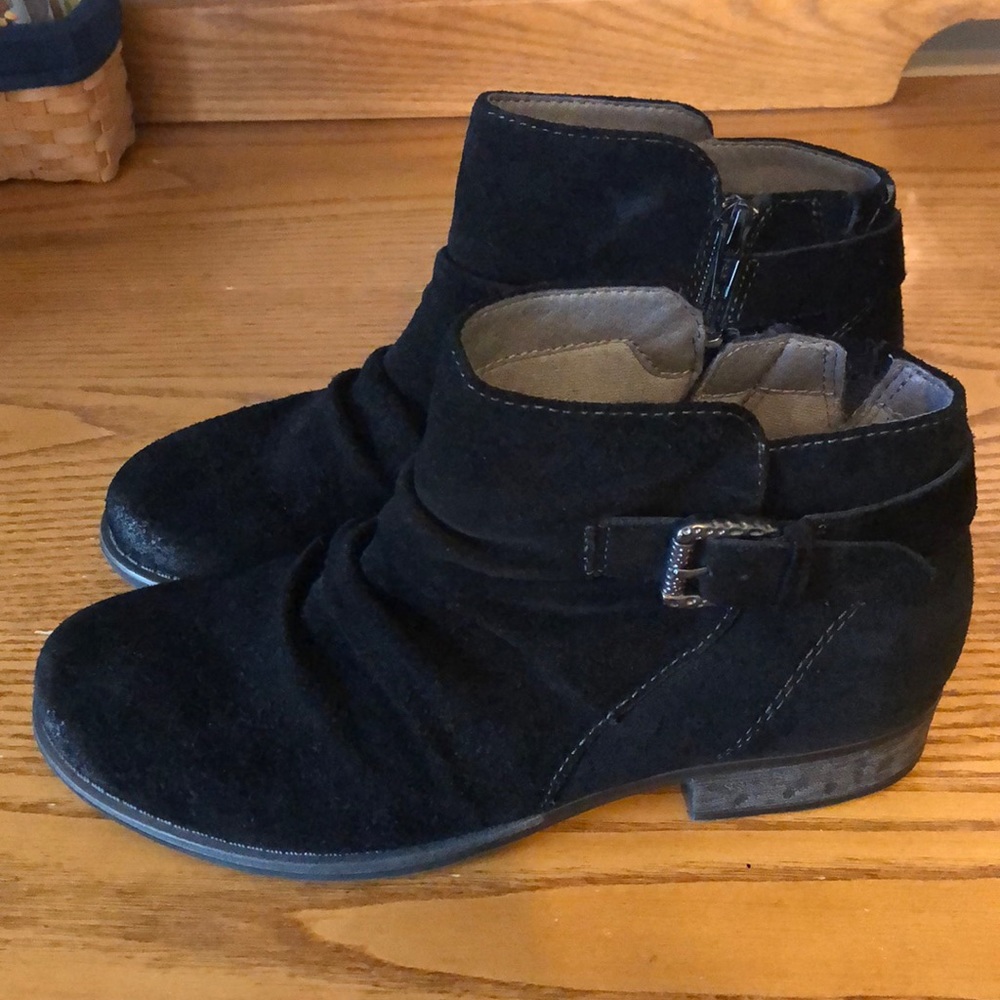 Earth Boots. Worn twice!! Great condition!!